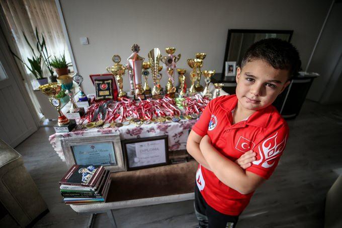 <p>Yağız Kaan Erdoğmuş ise Mayıs 2024'te 13 yaşına basmadan Sharjah Masters turnuvasında 2569 ELO'ya ulaşarak Polg&aacute;r'ın 35 yıllık rekorunu elinden almıştı.</p>
