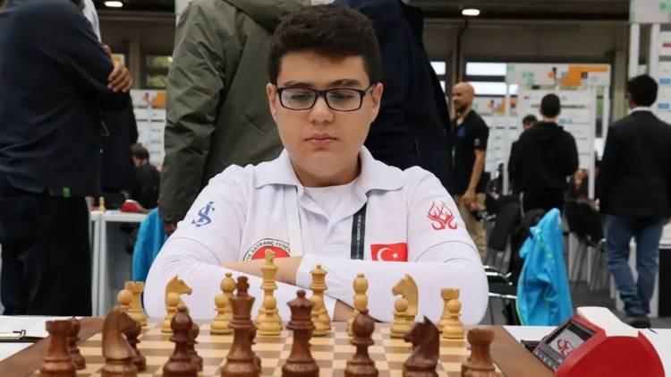 <p><strong>1- Yağız Kaan Erdoğmuş</strong></p>

<p><br />
<strong>* Rekor Yaşı: 14 yaş 10 ay</strong><br />
&nbsp;</p>

<p><strong>* Tarih: Nisan 2026</strong></p>
