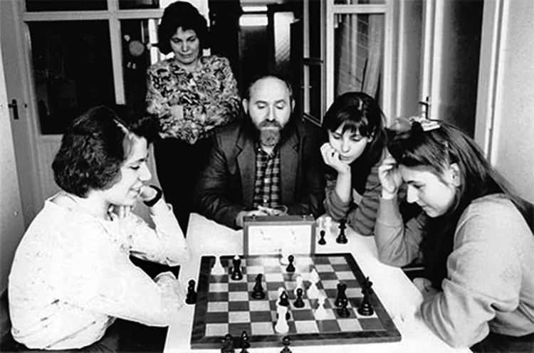 <p>Macar b&uuml;y&uuml;kusta Judit Polgar, satran&ccedil; tarihinde a&ccedil;ık ara gelmiş ge&ccedil;miş en g&uuml;&ccedil;l&uuml; kadın satran&ccedil; oyuncusu olarak kabul edilmektedir.</p>
