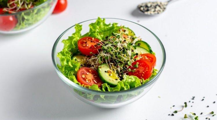 <p><span style="color:#FF0000"><strong>BAĞIRSAK VE SİNDİRİM SİSTEMİ İ&Ccedil;İN D&Uuml;ZENLEYİCİ ETKİ</strong></span></p>

<p><strong>A, C ve K vitaminleri a&ccedil;ısından zengin olan marul, d&uuml;zenli t&uuml;ketildiğinde sağlık i&ccedil;in eşsiz bir kaynak haline gelebilir.</strong></p>
