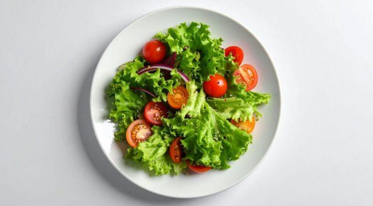 <p><strong>Y&uuml;ksek bir lif kaynağı olan marul, bu noktada kabızlık gibi yaygın sorunlarla m&uuml;cadele eden kişiler i&ccedil;in iyi bir tercih olabilir.</strong></p>
