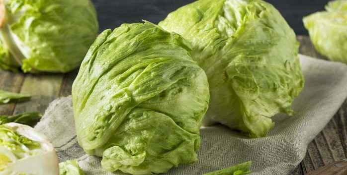 <p><strong>Marul yalnızca beden sağlığı i&ccedil;in değil zihinsel sağlık i&ccedil;in de olduk&ccedil;a &ouml;nemli. İ&ccedil;eriğindeki doğal bileşenler sayesinde sinir sistemi &uuml;zerinde etkili olan bu yeşillik, stres seviyesini d&uuml;ş&uuml;rerek sakinleştirebilir.</strong></p>
