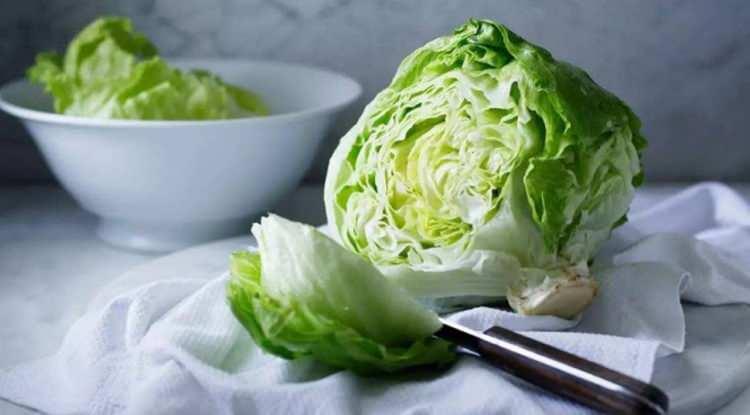 <p><span style="color:#B22222"><em><strong>Sabah kahvaltılarından akşam yemeği sofralarına kadar neredeyse her besinin en g&uuml;zel eşlik&ccedil;ilerinden biri... Salataların olmazsa olmazı marul, sağlıklı beslenme rutininde sıklıkla karşımıza &ccedil;ıkıyor. Ferahlatıcı tadı ve kolay t&uuml;ketimiyle &ouml;ne &ccedil;ıkan bu yeşil yapraklı sebzenin faydalarını sizler i&ccedil;in derledik.</strong></em></span></p>
