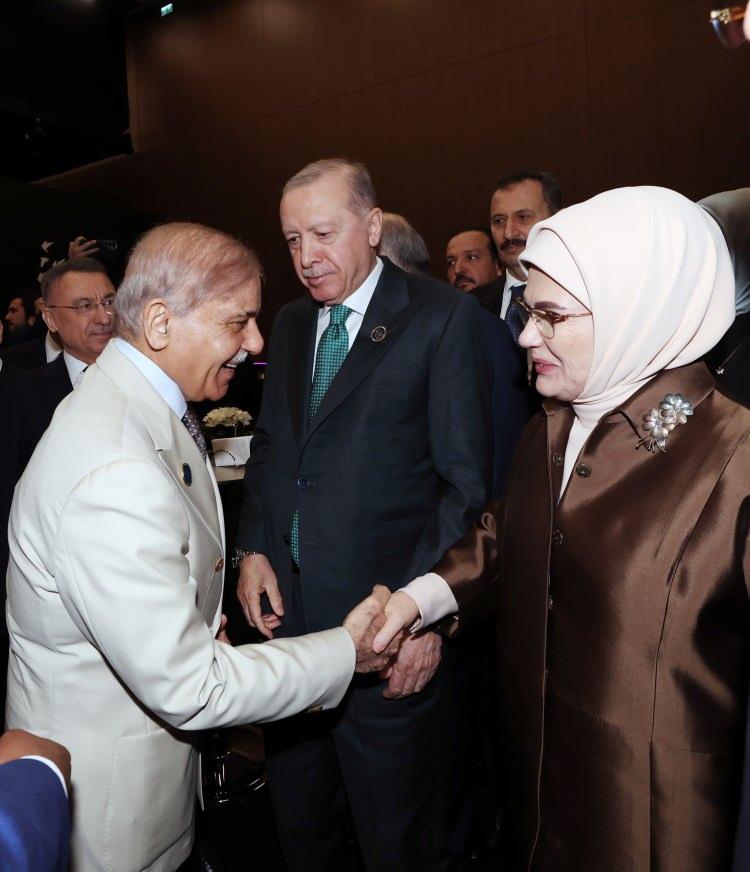 <p>Cumhurbaşkanı Recep Tayyip Erdoğan ve eşi Emine Erdoğan, Belek Turizm Merkezi'ndeki NEST Kongre ve Fuar Merkezinde ger&ccedil;ekleştirilen "Antalya Diplomasi Forumu&rdquo;nun resmi a&ccedil;ılış t&ouml;renine katıldı. Emine Erdoğan, burada Pakistan Başbakanı Şahbaz Şerif ile tokalaştı.</p>

