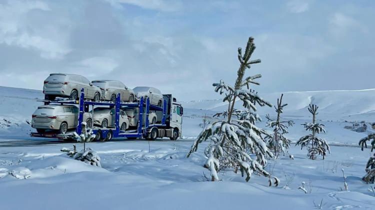 <p><strong>BİR K&Ouml;ŞEDE KAR BİR K&Ouml;ŞEDE SAĞANAK&nbsp;</strong></p>

<p>&nbsp;</p>

<p>Ge&ccedil;tiğimiz yıla kıyasla termometrelerin daha da y&uuml;ksek değerleri g&ouml;rd&uuml;ğ&uuml; T&uuml;rkiye&rsquo;nin bir b&ouml;l&uuml;m&uuml;nde sağanak bir b&ouml;l&uuml;m&uuml;nde kar yağışı etkisini g&ouml;sterirken, bazı kentlerde ise sıcaklık y&uuml;kselmeye devam ediyor.</p>
