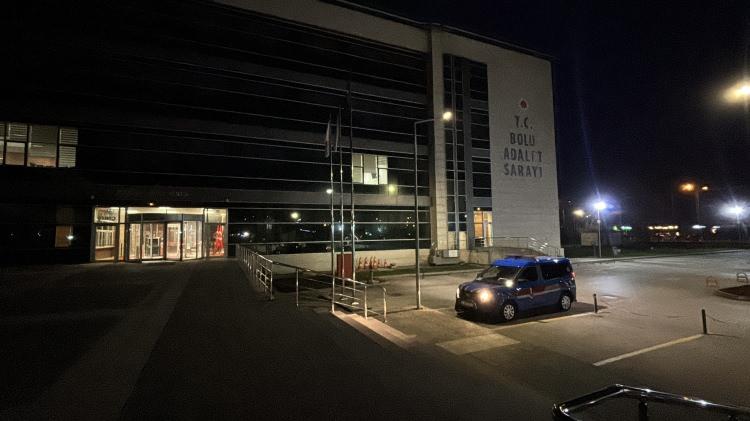 <p>Bolu&rsquo;da jandarma ekiplerinin, Bolu Belediyesi'ne y&ouml;nelik y&uuml;r&uuml;t&uuml;len 'icbar suretiyle irtikap' soruşturmasının devamı niteliğinde d&uuml;zenlediği eş zamanlı operasyonda 'r&uuml;şvet' iddiasıyla g&ouml;zaltına alınan oda başkanı ve 2 oda personeli adliyeye sevk edildi.</p>

<p>&nbsp;</p>
