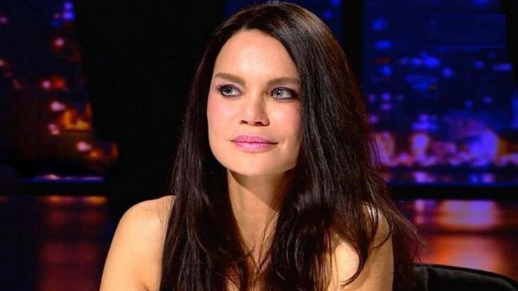 <p><strong>Hem fit g&ouml;r&uuml;nt&uuml;s&uuml; hem de yaşam tarzıyla dikkatleri &uuml;zerine &ccedil;eken Şallı, yalnızca ekranlardan değil sosyal medya hesabından da disiplinli yaşam tarzını paylaşamaya devam ediyor.</strong></p>
