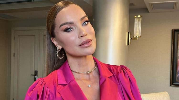 <p><span style="color:#FF0000"><strong>"EKMEĞİMİ YURT DIŞINDAN GETİRİYORUM"</strong></span></p>

<p><strong>T&uuml;rkiye'deki ekmeklerin kendisini şişirdiğini s&ouml;yleyen &uuml;nl&uuml; isim, "İncecik bir insanım ama karnım bir anda kocaman oluyor" s&ouml;zleriyle sitem etti.</strong></p>
