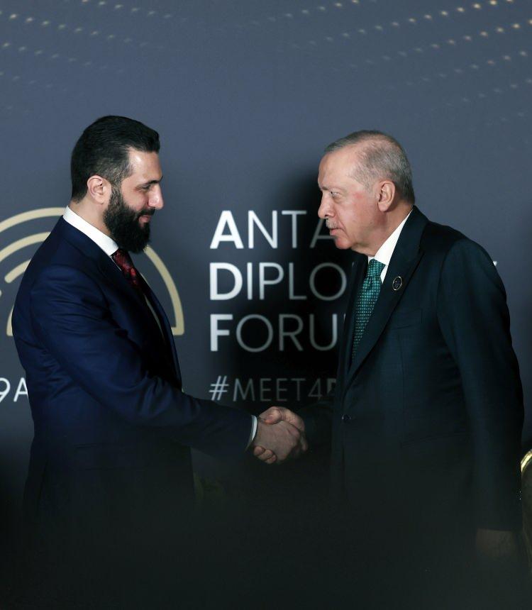 <p>Cumhurbaşkanı Recep Tayyip Erdoğan, "Antalya Diplomasi Forumu&rdquo;nun resmi a&ccedil;ılış t&ouml;renine katılarak konuşma yaptı. Erdoğan konuşmanın ardından diplomasi trafiğine başladı.</p>
