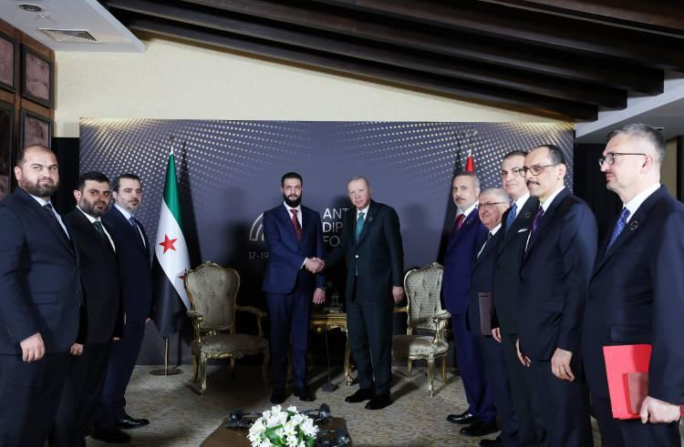 <p><span style="color:#B22222"><strong>ŞARA İLE G&Ouml;R&Uuml;ŞT&Uuml;</strong></span></p>

<p>&nbsp;</p>

<p>Erdoğan, konakladığı otelde Suriye Cumhurbaşkanı Şara ile g&ouml;r&uuml;şt&uuml;.</p>

<p>G&ouml;r&uuml;şmede, Dışişleri Bakanı Hakan Fidan, Milli Savunma Bakanı Yaşar G&uuml;ler, AK Parti Genel Başkan Yardımcısı ve Parti S&ouml;zc&uuml;s&uuml; &Ouml;mer &Ccedil;elik, MİT Başkanı İbrahim Kalın ve Cumhurbaşkanlığı İletişim Başkanı Burhanettin Duran da hazır bulundu.</p>
