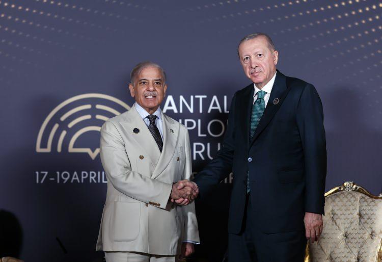 <p><span style="color:#B22222"><strong>ŞERİF İLE G&Ouml;R&Uuml;ŞT&Uuml;</strong></span></p>

<p>Cumhurbaşkanı Recep Tayyip Erdoğan, Belek Turizm Merkezi'ndeki NEST Kongre ve Fuar Merkezinde ger&ccedil;ekleştirilen "Antalya Diplomasi Forumu kapsamında, Pakistan Başbakanı Şahbaz Şerif ile g&ouml;r&uuml;şt&uuml;.</p>

<p>&nbsp;</p>

<p>G&ouml;r&uuml;şmeye ilişkin fotoğraf karesi paylaşıldı.</p>
