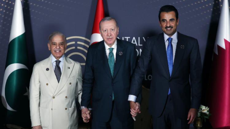 <p>Cumhurbaşkanımız Sayın Recep Tayyip Erdoğan, Şerif ile g&ouml;r&uuml;şmesinde Katar Emiri Şeyh Temim bin Hamed Al Sani ile de g&ouml;r&uuml;şt&uuml;.</p>

<p>&Uuml;&ccedil;l&uuml; isim kameralara poz verdi.</p>

<p>&nbsp;</p>
