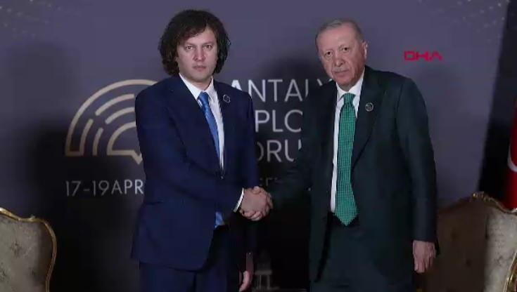 <p><span style="color:#B22222"><strong>G&Uuml;RCİSTAN BAŞBAKANI'NI KABUL ETTİ</strong></span></p>

<p>&nbsp;</p>

<p>Cumhurbaşkanı Erdoğan, G&uuml;rcistan Başbakanı Kobahidze'yi kabul etti.</p>
