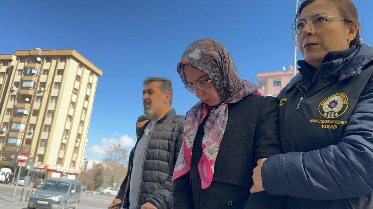 <p>Konya'da eve alkoll&uuml; gelen eşi &Ouml;mer &Ccedil;eliktaş'ı (36), &ccedil;ıkan tartışmada 18'i &ouml;ld&uuml;r&uuml;c&uuml; olmak &uuml;zere 25 bı&ccedil;ak darbesiyle &ouml;ld&uuml;ren Şerife &Ccedil;eliktaş'a (36), "haksız tahrik" ve "iyi hal" indirimi uygulandı.<span style="color:#A52A2A"><strong><em> İşte mahkeme tarafından &Ccedil;eliktaş'a verilen ceza...</em></strong></span></p>
