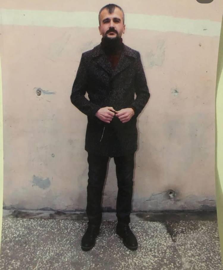 <p><span style="color:#A52A2A"><strong>25 YERİNDEN BI&Ccedil;AKLADI&nbsp;</strong></span></p>

<p>&nbsp;</p>

<p>Eve alkoll&uuml; gelen galerici <span style="color:#A52A2A"><strong><em>&Ouml;mer &Ccedil;eliktaş ile eşi Şerife &Ccedil;eliktaş</em></strong></span> arasında tartışma &ccedil;ıktı.</p>

<p>&nbsp;</p>

<p>Tartışma b&uuml;y&uuml;yerek kavgaya d&ouml;n&uuml;şt&uuml;.</p>

<p>&nbsp;</p>

<p>Kavga sırasında Şerife &Ccedil;eliktaş, mutfaktan aldığı bı&ccedil;akla eşi &Ouml;mer &Ccedil;eliktaş'ı <strong><em><span style="color:#A52A2A">25 yerinden bı&ccedil;akladı.</span></em></strong></p>
