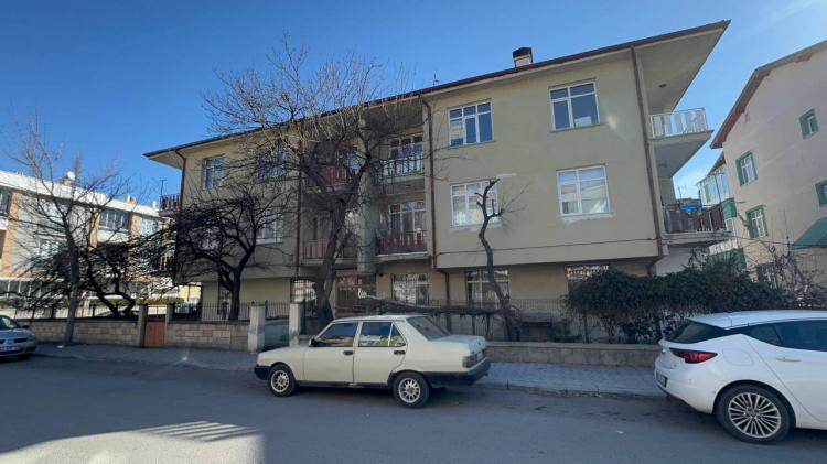 <p>&Ouml;mer &Ccedil;eliktaş kanlar i&ccedil;inde yere yığılırken, Şerife &Ccedil;eliktaş ise polisi arayarak eşini bı&ccedil;akladığını s&ouml;yledi.</p>

<p>&nbsp;</p>

<p>İhbar &uuml;zerine adrese polis ve sağlık ekibi sevk edildi. Ekipler, olaydan 10 g&uuml;n &ouml;nce cezaevinden tahliye olan &Ouml;mer &Ccedil;eliktaş'ın hayatını kaybettiğini belirledi.</p>

<p>&nbsp;</p>

<p>Asayiş Şubesi Cinayet B&uuml;ro Amirliği ekipleri tarafından g&ouml;zaltına alınan Şerife &Ccedil;eliktaş, tutuklandı.</p>
