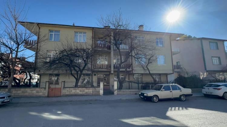 <p><span style="color:#A52A2A"><strong>SAVCI, HAKSIZ TAHRİK İNDİRİMİ İSTEDİ</strong></span></p>

<p>&nbsp;</p>

<p>Şerife &Ccedil;eliktaş hakkında '<strong><em>Eşe karşı kasten &ouml;ld&uuml;rme' </em></strong>su&ccedil;undan Konya 1&rsquo;inci Ağır Ceza Mahkemesi'nde dava a&ccedil;ıldı.</p>

<p>&nbsp;</p>

<p>Cumhuriyet savcısı, 30 Aralık 2025&rsquo;te g&ouml;r&uuml;len duruşmada verdiği m&uuml;talaada &Ccedil;eliktaş i&ccedil;in &ouml;nce 'Eşe karşı kasten &ouml;ld&uuml;rme' su&ccedil;undan ağırlaştırılmış m&uuml;ebbet hapis cezası talep etti.</p>

<p>Savcı daha sonra &Ccedil;eliktaş'ın su&ccedil;u kendisine ve ailesine karşı g&ouml;sterilen şiddet ve tehditlerden dolayı işlediğini belirtip, <span style="color:#A52A2A"><strong><em>'haksız tahrik indirimi' uygulayarak 18 yıldan 24 yıla kadar hapsini istedi.&nbsp;</em></strong></span></p>
