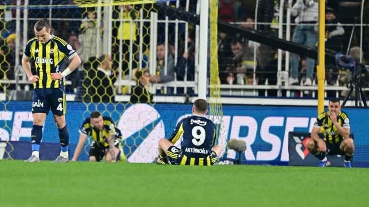 <p><strong>Rize, uzun s&uuml;re ma&ccedil;ı &ouml;nde g&ouml;t&uuml;rd&uuml;. Fenerbah&ccedil;e'nin 80. dakikaya kadar pozisyonu var mı? Yok. Biz bunları s&ouml;ylediğimiz zaman vatan haini oluyoruz değil mi? Ge&ccedil;en hafta Fenerbah&ccedil;e 4-0 kazandı ma&ccedil;ı. Nasıl kazandı? 45+1'de Kante attı. Onun haricinde Brown'ın bir pozisyonu var. Başka hi&ccedil;bir şey yok.</strong></p>
