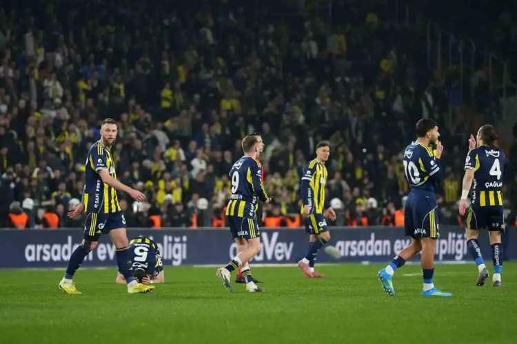 <p><strong>S&ouml;z&uuml;n bittiği yer... Ne diyeyim? Hakikaten kaldım &ouml;yle. &Ccedil;aykur Rize, rahat konumda olan bir takım. Samet atılmasaydı belki... Fenerbah&ccedil;e de yine 10 kişi takımdan gol yedi, bu Fenerbah&ccedil;e'ye yaramıyor demek ki. Ne diyeyim? Hakikaten ne diyeyim?</strong></p>
