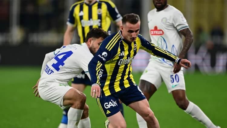 <p><strong>Bir ara Rizespor 5 dakika pas yaptı ya! Rizespor 5 dakika pas yaptı Fenerbah&ccedil;e'nin sahasında! 1-0 geridesin, deplasmanda olan Rizespor senin sahanda pas yapıyor, sen de buna izin veriyorsun! Ondan sonra diyorsun ki: 'Şampiyon olacağım, gideceğim Galatasaray'ı Seyrantepe'de yeneceğim" Bu oyunla mı yeneceksin? Yok ağabey!</strong></p>
