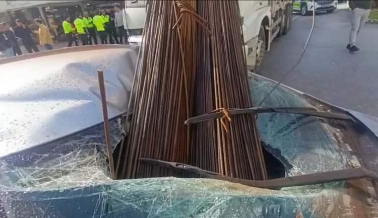 <p>Antalya'nın Manavgat il&ccedil;esinde inşaat demiri y&uuml;kl&uuml; kamyon şof&ouml;r&uuml;n&uuml;n ani fren yapması sonucunda adeta facia yaşandı.&nbsp;</p>
