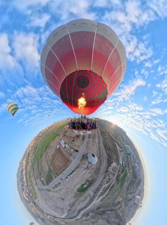 <p><strong>Eşinin de desteğiyle korkusuyla y&uuml;zleşen Nagel, balona binmeye 'evet' dedi. İlk olarak yere oturan Nagel, daha sonra eşinin de ısrarıyla ayağa kaltı ve eşsiz manzara karşısında adeta b&uuml;y&uuml;lendi.</strong></p>
