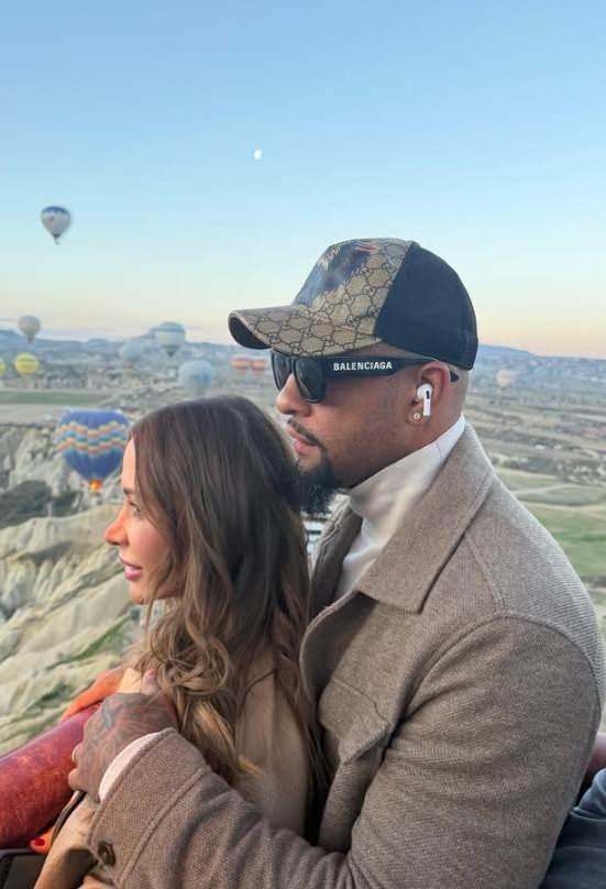 <p><strong>Kapadokya denilince akla ilk gelen 'balon' deneyimini es ge&ccedil;mek istemeyen Melo, y&uuml;kseklik korkusu olan eşini ikna etmek i&ccedil;in b&uuml;y&uuml;k &ccedil;aba sarf etti.</strong></p>
