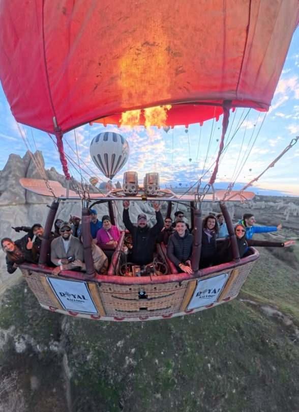 <p><strong>Cesaret, korkunun yokluğu değil, ona boyun eğmemeyi se&ccedil;mektir. Korku, oraya ulaşamayacağınıza sizi ikna etmeye &ccedil;alışacaktır. Sizi fel&ccedil; etmeye &ccedil;alışan hi&ccedil;bir şeyle pazarlık etmeyin! Bug&uuml;n bir y&uuml;ksekliği aştım. Ama en &ouml;nemlisi, yapamayacağımı d&uuml;ş&uuml;nd&uuml;ğ&uuml;m bir benliğimi alt ettim. Siz de geri &ccedil;ekilmeyin ve ileriye adım atmayı tercih edin."</strong></p>
