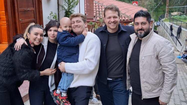 <p><strong>Kanser tedavisi g&ouml;ren minik Batu Karaca, hastane odasından &ccedil;ektiği video ile TRT 1'in reyting rekorları kıran dizisi Taşacak Bu Deniz'deki oyunculara seslendiği anlarla g&uuml;ndem olmuş ve sonrasında dizi oyuncuları ile bir araya gelmişti</strong></p>
