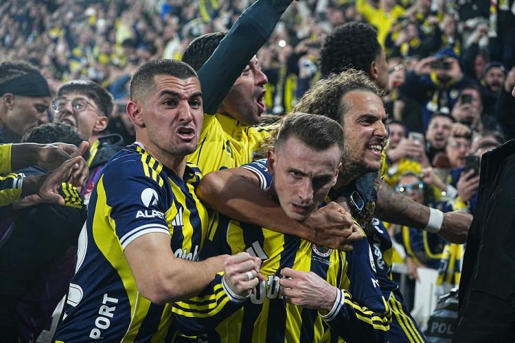 <p>İşte Fenerbah&ccedil;e'de kart sınırında yer alan isimler:</p>
