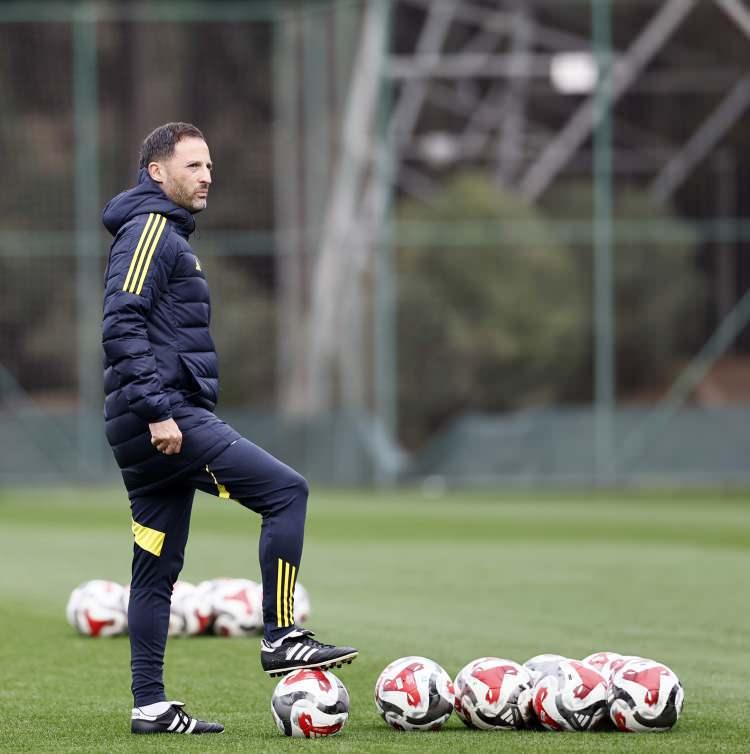 <p>İtalyan teknik adamın kart sınırındaki 7 ismin bulunması nedeniyle m&uuml;cadelenin ilk 11'inde mecburi olarak s&uuml;rprizlere yer vermesi bekleniyor.</p>
