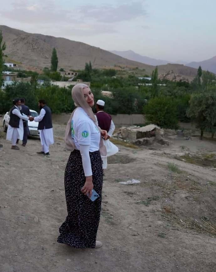 <p>8 YIL ARADAN SONRA SETLERE D&Ouml;N&Uuml;YOR&nbsp;</p>

<p>Eşi Reshad Strik ile yardım faaliyetlerine deavam eden &Ouml;z&ccedil;elik ile ilgili hayranlarını sevindiren gelişme yaşandı.&nbsp;</p>
