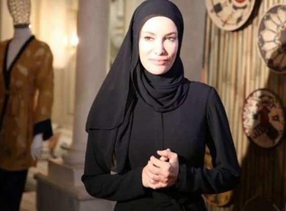 <p>Birsen Altuntaş'ın haberine g&ouml;re; &Ouml;z&ccedil;elik, dizide Afrika&rsquo;da bulunan T&uuml;rk m&uuml;hendis Zeynep karakterine hayat verecek. &Ouml;n&uuml;m&uuml;zdeki g&uuml;nlerde &ccedil;ekimlere başlanması planlanan y&ouml;netmenliğini Yunus Ozan Korkut, senaristliğini ise Onur B&ouml;ber &uuml;stleniyor.&nbsp;</p>
