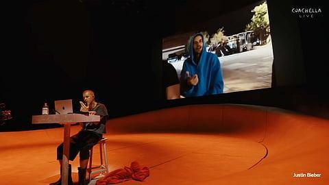 <p><strong>Sahneye bir laptop ile &ccedil;ıkan ve YouTube hesabı &uuml;zerinden eski m&uuml;zik kliplerini a&ccedil;arak eşlik eden Bieber, kimileri tarafından 'basit bir g&ouml;steri' sergilese de kimileri de 'hi&ccedil;bir şeye ihtiyacı olmayan ger&ccedil;ek bir yıldız' olarak nitelendirdi.</strong></p>
