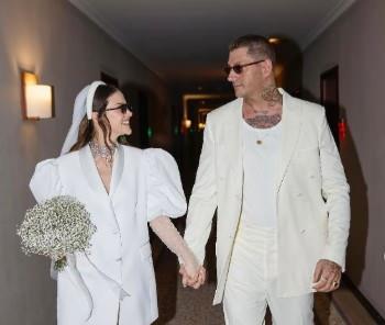 <p><strong>&Ccedil;iftin bu s&uuml;rpriz evliliği sosyal medyada geniş yankı uyandırmıştı.</strong></p>
