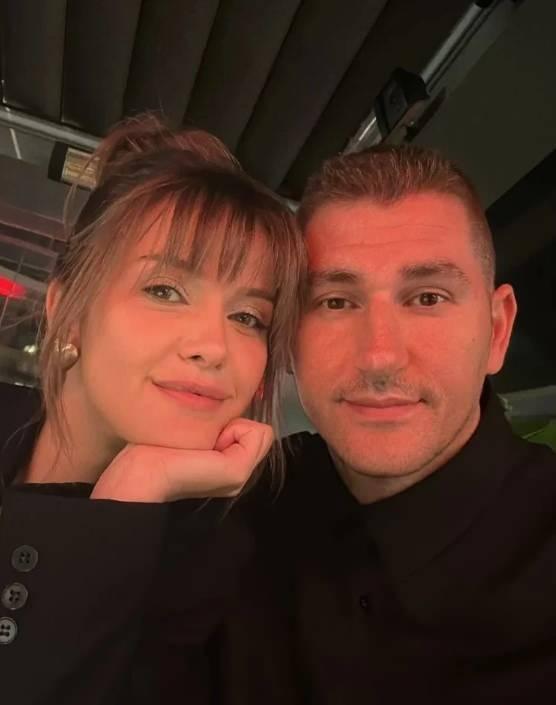 <p><strong>&Uuml;nl&uuml; oyuncu<span style="color:#800000"> İrem Helvacıoğlu,</span> 2024 yılında uzun s&uuml;redir birlikte olduğu iş insanı <span style="color:#800000">Ural Kaspar</span> ile nikah masasına oturmuştu.</strong></p>
