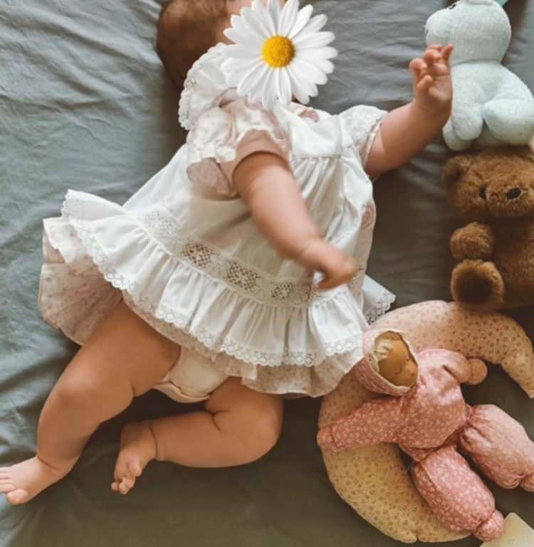 <p><span style="color:#800000"><strong>AYRILIK İDDİALARINI YALANLAMIŞTI</strong></span></p>

<p><strong>2025 yılında kızları <span style="color:#800000">Sora'yı</span> kucaklarına alarak ilk kez ebeveynlik heyecanı yaşayan &ccedil;iftin evliliği &uuml;zerinde bir s&uuml;redir kara bulutlar dolaşıyordu.</strong></p>
