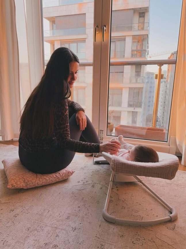 <p><strong>Daha &ouml;nce defalarca ayrılık haberleriyle g&uuml;ndeme gelen Helvacıoğlu, bu iddiaları kesin bir dille yalanlamış olsa da, &ccedil;iftin son olarak evlerini ayırdığı ileri s&uuml;r&uuml;lm&uuml;şt&uuml;.</strong></p>
