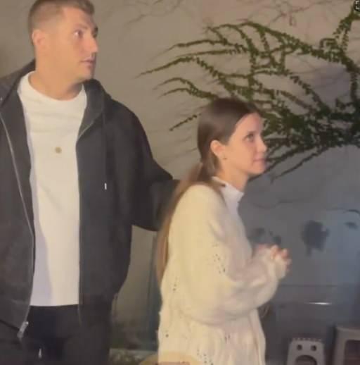 <p><span style="color:#800000"><strong>BOŞANMA SONRASI T&Uuml;RBE ZİYARETİ</strong></span></p>

<p><strong>Akif Yaman'ın haberine g&ouml;re, &uuml;nl&uuml; &ccedil;ift bug&uuml;n resmi olarak boşandı.</strong></p>
