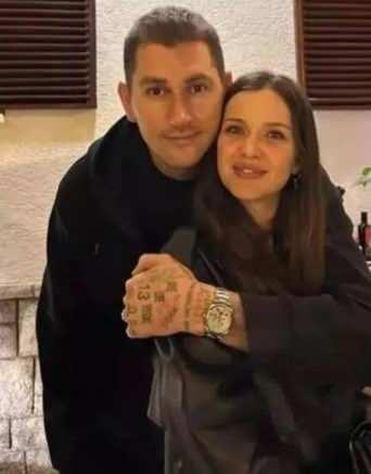 <p><strong>&Uuml;nl&uuml; oyuncunun boşanma sonrası yaptığı bu ziyaret, kısa s&uuml;rede sosyal medyanın g&uuml;ndemine oturdu</strong>.</p>
