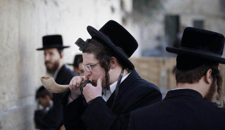 <p>K&uuml;resel ekonominin perde arkasındaki en g&uuml;&ccedil;l&uuml; akt&ouml;rler arasında g&ouml;sterilen Yahudi k&ouml;kenli milyarderler, sahip oldukları dev servetlerin &ouml;tesinde, y&ouml;n verdikleri sekt&ouml;rlerle de dikkat &ccedil;ekiyor.</p>

<p>&nbsp;</p>

<p>Finans d&uuml;nyasından teknoloji devlerine, medya imparatorluklarından perakende zincirlerine kadar uzanan geniş etki alanları, bu isimleri yalnızca zengin değil aynı zamanda stratejik g&uuml;&ccedil; merkezleri haline getiriyor.</p>
