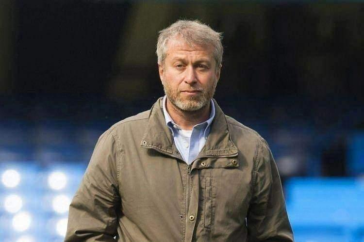 <p>45)&nbsp; ROMAN ABRAMOVİ&Ccedil; | 9,2 MİLYAR DOLAR - İş insanı</p>

<p>&nbsp;</p>

<p>Roman Abramovi&ccedil;, Rus milyarder iş insanı olarak enerji, &ccedil;elik ve yatırım sekt&ouml;rlerinde servet sahibi olmuştur. Ayrıca uzun yıllar Chelsea Futbol Kul&uuml;b&uuml;&rsquo;n&uuml;n sahibi olarak spor d&uuml;nyasında da tanınmıştır.</p>

<p>&nbsp;</p>

<p>İsrail bağlantısı:&nbsp; Yahudi kimliğiyle tanınıyor. Doğrudan mali bağları zayıf olsa da, İsrail yanlısı politikaları destekleyen a&ccedil;ıklamalarıyla biliniyor.</p>
