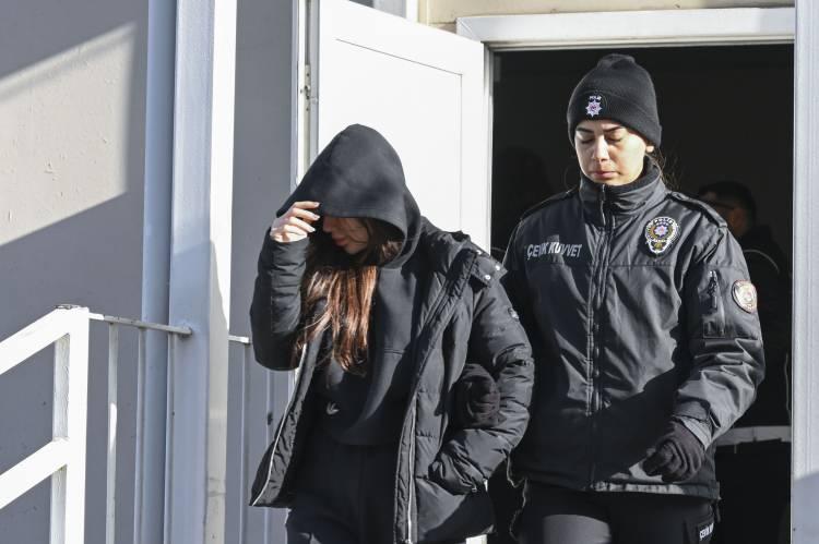 <p>Ş&uuml;pheliler, emniyetteki işlemlerinin tamamlanmasının ve sağlık kontrol&uuml;n&uuml;n ardından İstanbul Adliyesi'ne sevk edildi.</p>
