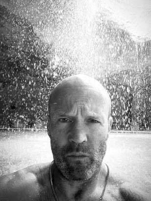 <p><strong>&Ccedil;ocukları ve eşiyle keyif dolu anlar yaşayan Statham, sosyal medya hesabından peş peşe paylaşımlarda bulundu.</strong></p>
