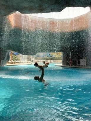 <p><strong>Otelin mağara havuzunda &ccedil;ocuğuyla &ccedil;ekildiği kareleri yayınlayan &uuml;nl&uuml; akt&ouml;r&uuml;n paylaşımları kısa s&uuml;rede binlerce beğeni ve yorum aldı.</strong></p>
