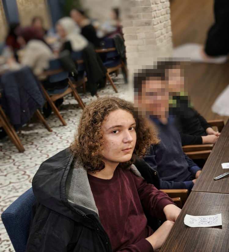 <p><strong>"BİR ARKADAŞI VARDI O DA KENDİSİ GİBİYDİ"</strong></p>

<p>Bir arkadaşı vardı, o da kendisi gibiydi. İ&ccedil;ine kapanık bir &ccedil;ocuktu. 8-G şubesindeydi, kimseyle muhatap olmazdı.</p>

<p>Onca insanın &ccedil;ocuğu vefat etti, bu okula g&uuml;venlik şart.</p>
