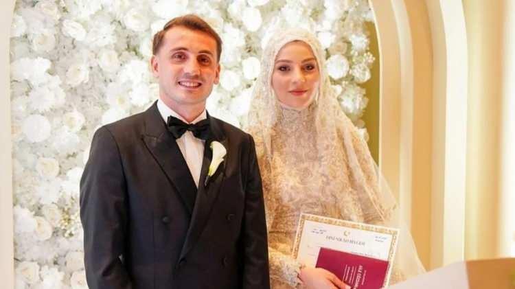 <p><strong>Kerem Akt&uuml;rkoğlu ve Ceren Azak 2025 yılında d&uuml;nyaevine girmişti.&nbsp;Fenerbah&ccedil;e forması giyen milli futbolcudan m&uuml;jdeli haber geldi.</strong></p>
