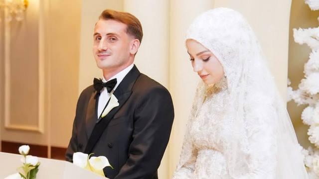 <p><strong>Eşinin haberi milli takım kampı d&ouml;n&uuml;ş&uuml;nde verdiğini belirten Akt&uuml;rkoğlu, o anki duygularını anlattı.</strong></p>
