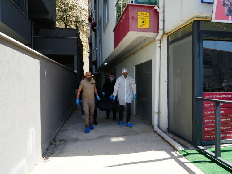 <p>Olay, 21 Nisan 2025'te İn&ouml;n&uuml; Mahallesi Arnavut Caddesi'nde meydana geldi. Edinilen bilgiye g&ouml;re, cadde &uuml;zerindeki apartmandan k&ouml;t&uuml; kokuların gelmesi &uuml;zerine binada yaşayan vatandaşlar, 112 Acil &Ccedil;ağrı Merkezini aradı.</p>

<p>&nbsp;</p>

<p>İhbar &uuml;zerine Civil ailesinin yaşadığı eve giren ekipler, 34 haftalık hamile Elif Civil'in cesediyle karşılaştı. Elif Civil'in, v&uuml;cuduna aldığı 12 bı&ccedil;ak darbeleriyle &ouml;ld&uuml;r&uuml;ld&uuml;ğ&uuml;, cesedin 10 g&uuml;nden fazla s&uuml;redir evde olduğu belirlendi.</p>
