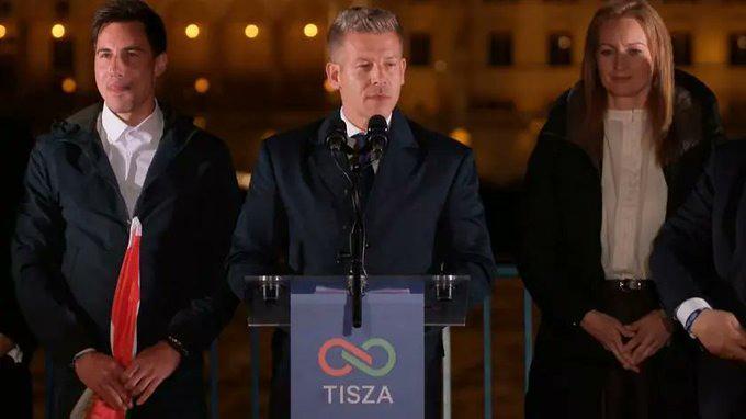 <p><strong>MAGYAR'DAN İLK MESAJ</strong></p>

<p>&nbsp;</p>

<p>Sandıktan birinci parti olarak &ccedil;ıkan Tisza Partisi'nin lideri Peter Magyar, tarihi se&ccedil;im zaferinin ardından destek&ccedil;ilerine seslendi.</p>

<p>Konuşmasında birlik ve değişim mesajı veren Magyar, şunları kaydetti: "Her Macar bunun harika ve ortak bir zafer olduğunu kalbinde hissediyor. Bu bir zafer, &ccedil;&uuml;nk&uuml; vatanımız kararını verdi ve yeniden yaşamak istiyor. Macaristan yeniden bir Avrupa &uuml;lkesi olmak istiyor."</p>

<p>&nbsp;</p>
